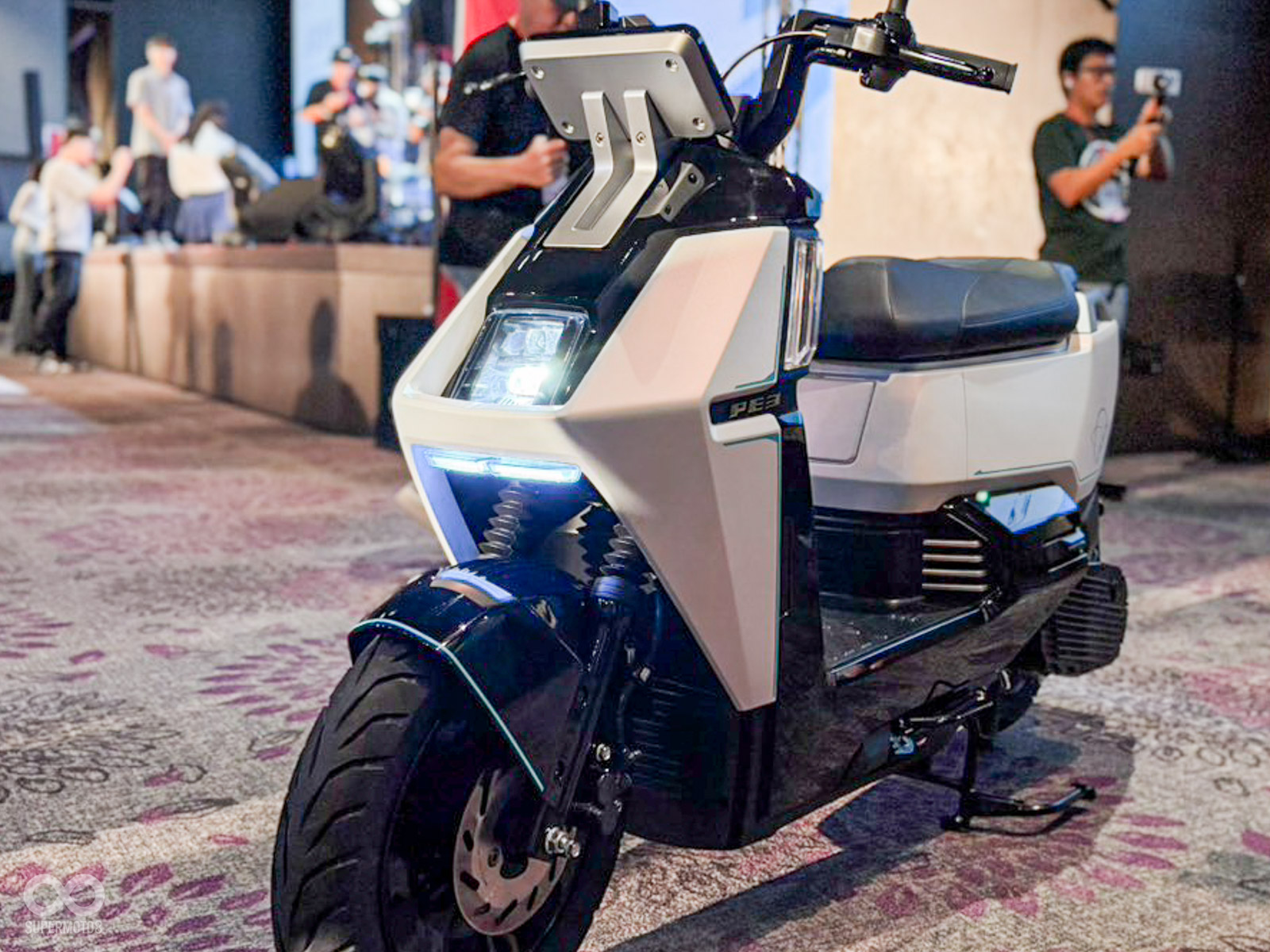 Xe máy hybrid siêu tiết kiệm xăng, 1 lít di chuyển gần 100 km - Ảnh 1.