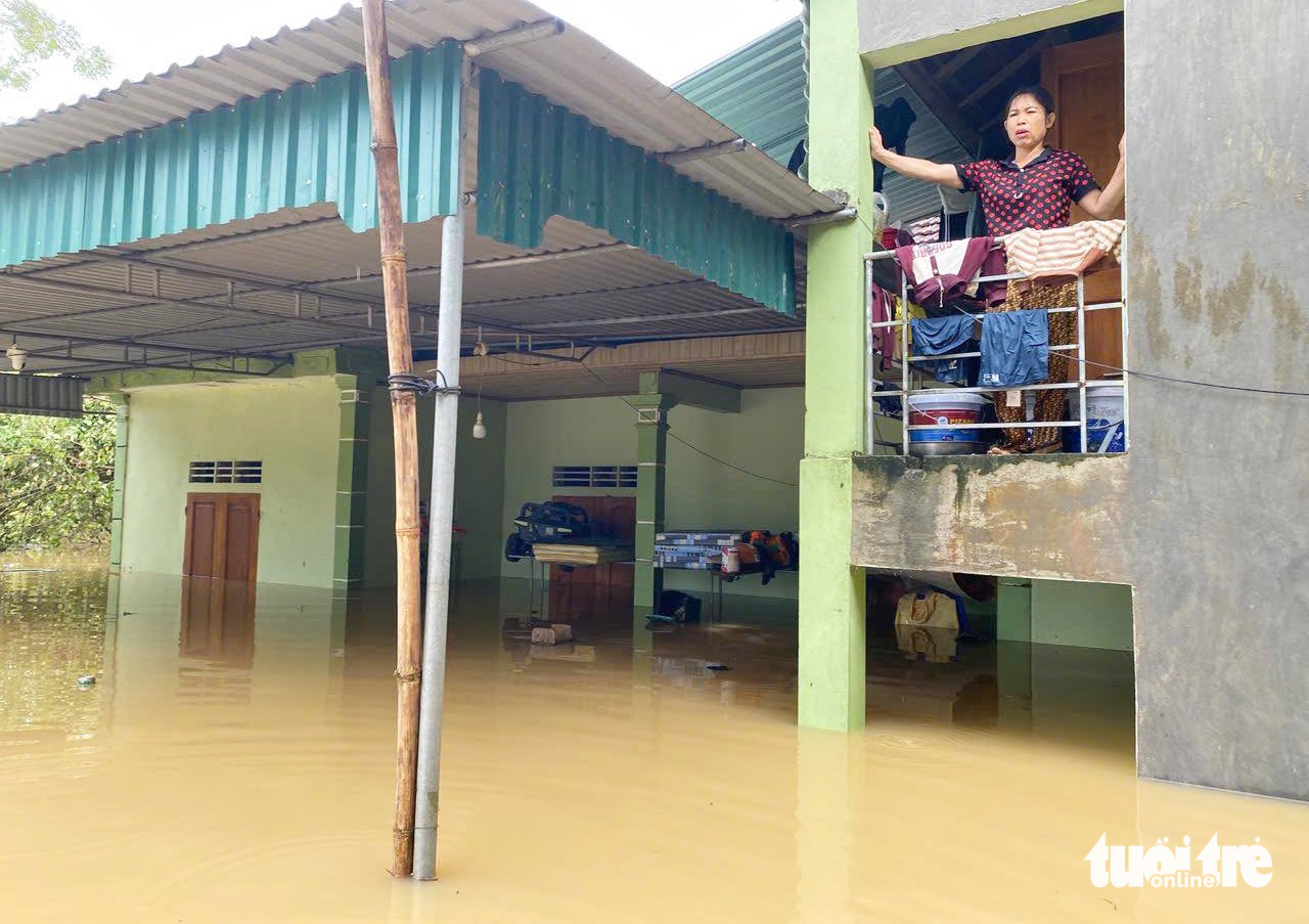 Xôn xao cụ bà 72 tuổi đạp xe chở 20kg gạo đi hỗ trợ bà con vùng lũ - Ảnh 2.