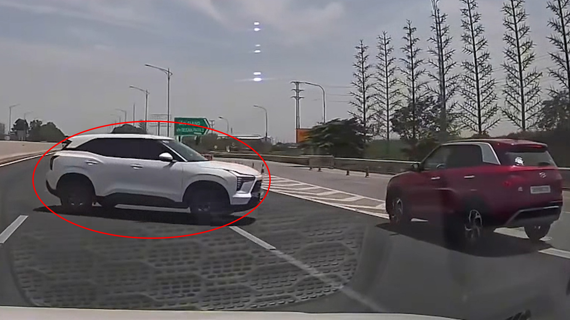 Xử phạt nữ tài xế lái ô tô chạy ngược chiều, quay đầu trên cao tốc- Ảnh 1.