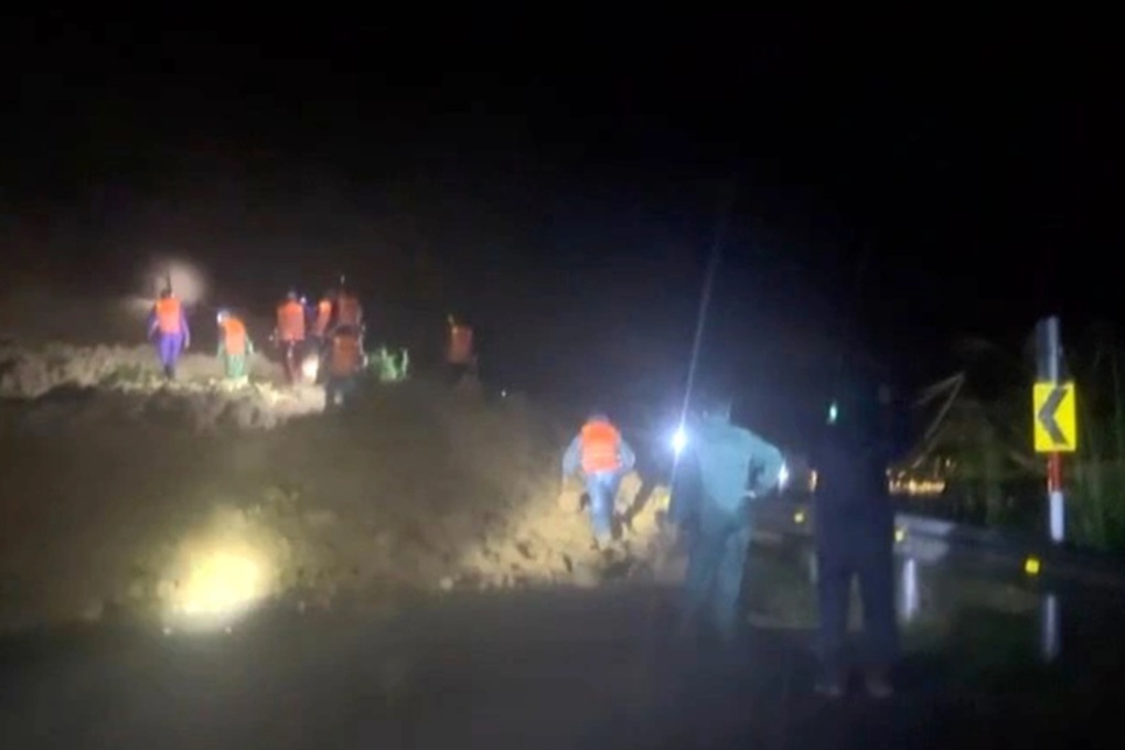 Xuyên đêm khiêng 3 nạn nhân bị sạt lở đi hơn 20km đến bệnh viện cấp cứu - 1