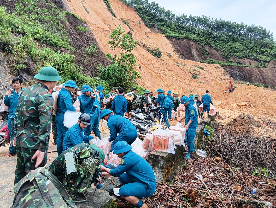 Xuyên rừng, vượt sạt lở cõng lương thực cứu trợ ngàn hộ dân bị cô lập- Ảnh 1.