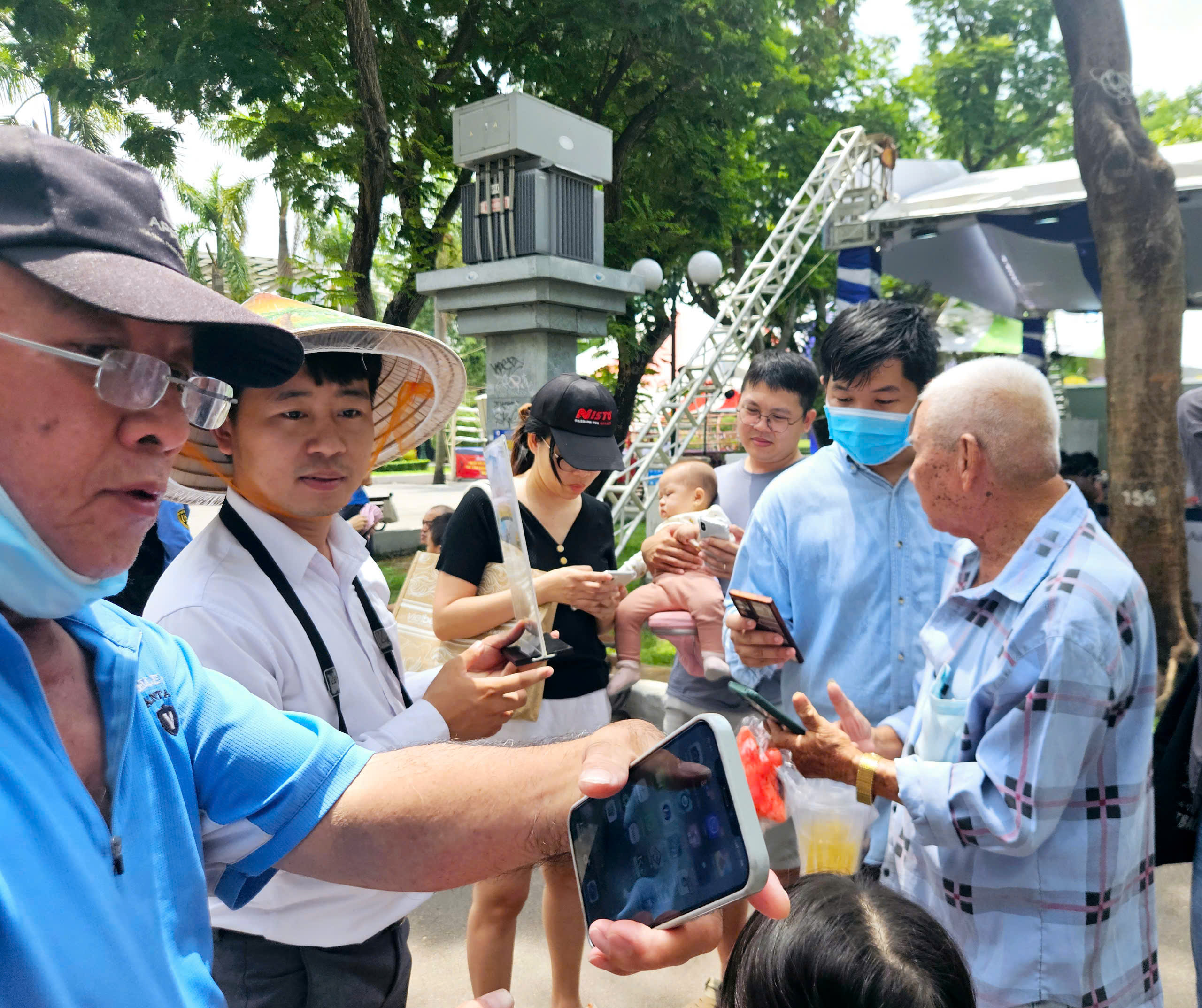 Xuyên trưa đội nắng đi mua tour giảm giá tại ngày hội du lịch TP HCM- Ảnh 2.