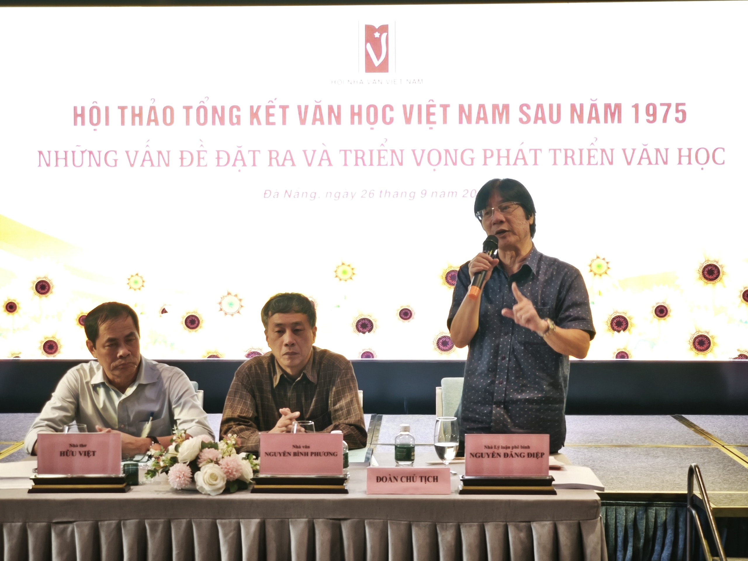 Từ phim 'Mưa đỏ': Yêu cầu nhà văn chép như nhà lịch sử là nhầm lẫn- Ảnh 1. Từ phim 'Mưa đỏ': Yêu cầu nhà văn chép như nhà lịch sử là nhầm lẫn- Ảnh 1.