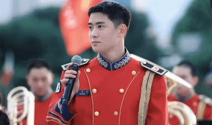 Anh quân nhân đẹp trai hát hay: Visual như hoàng tử xé truyện bước ra, ngân nga một câu mà cõi mạng bùng nổ- Ảnh 2.