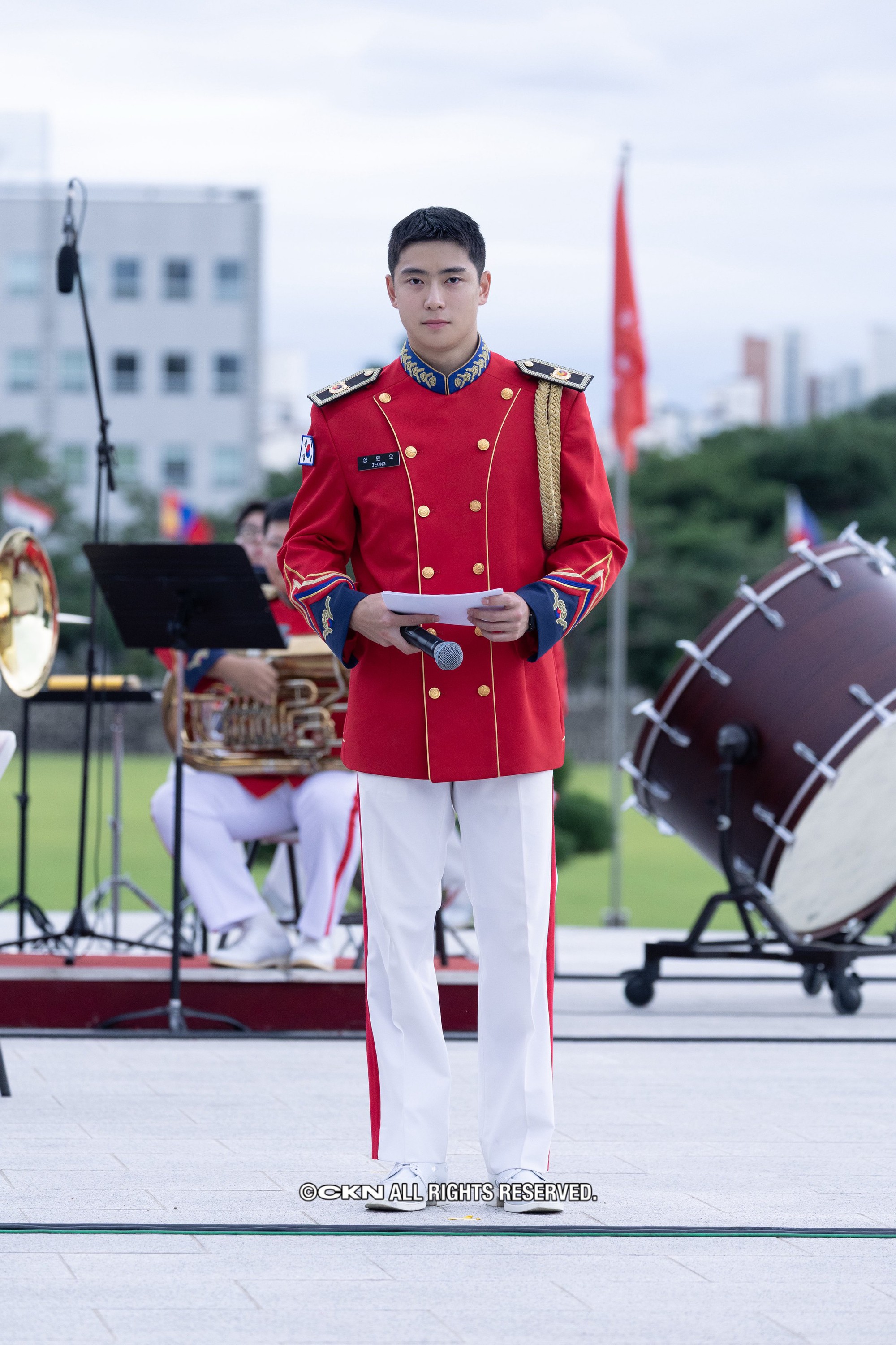 Anh quân nhân đẹp trai hát hay: Visual như hoàng tử xé truyện bước ra, ngân nga một câu mà cõi mạng bùng nổ- Ảnh 1.