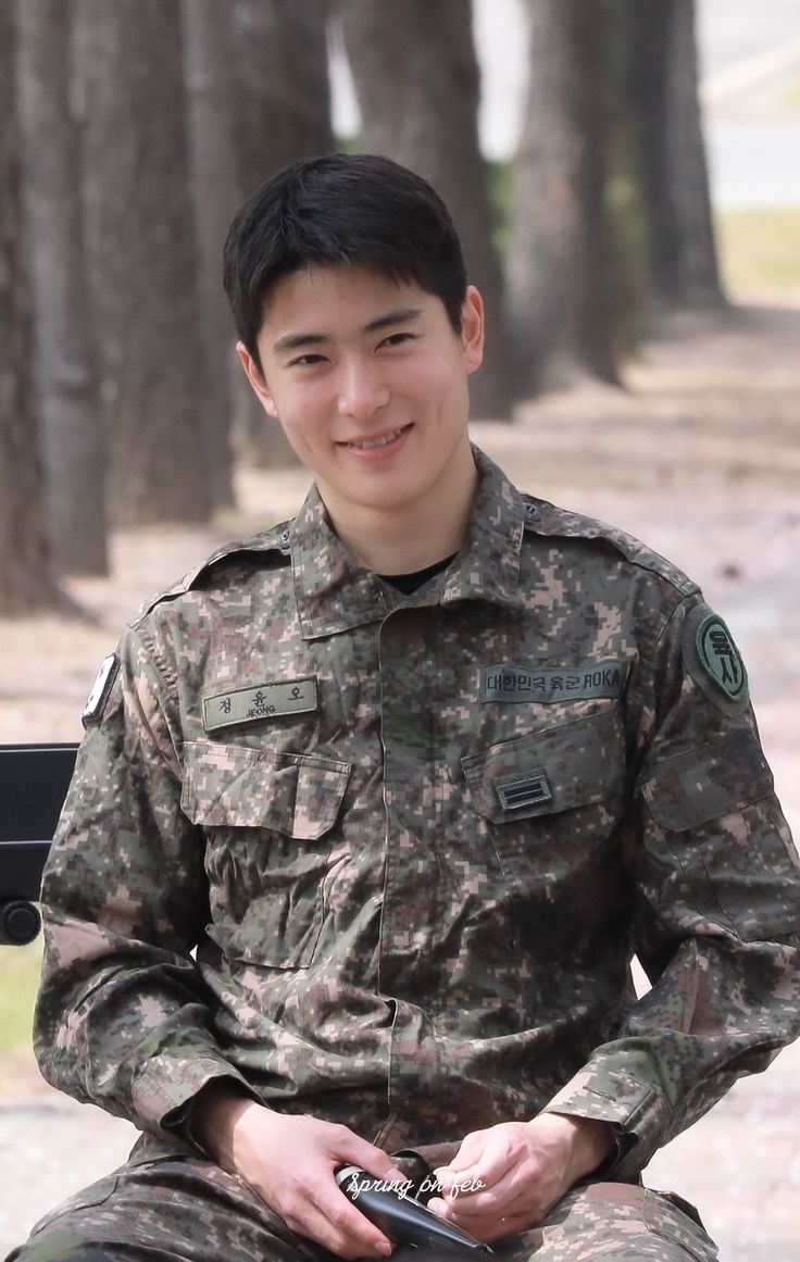 Anh quân nhân đẹp trai hát hay: Visual như hoàng tử xé truyện bước ra, ngân nga một câu mà cõi mạng bùng nổ- Ảnh 6.