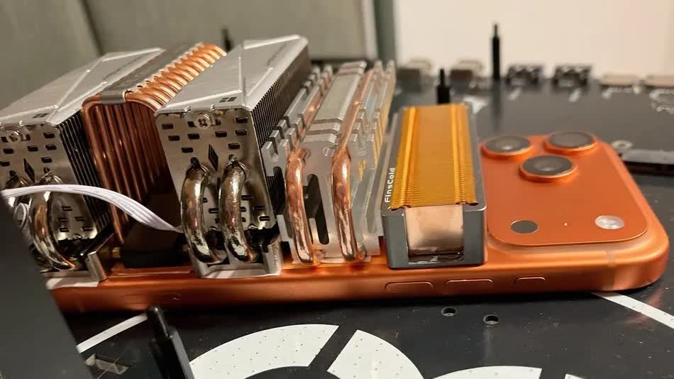 iPhone 17 Pro Max được 'độ' tản nhiệt SSD đạt hiệu năng gây 'sốc' 1 iPhone 17 Pro Max được 'độ' bộ tản nhiệt SSD đạt hiệu năng gây 'sốc' - Ảnh 1.