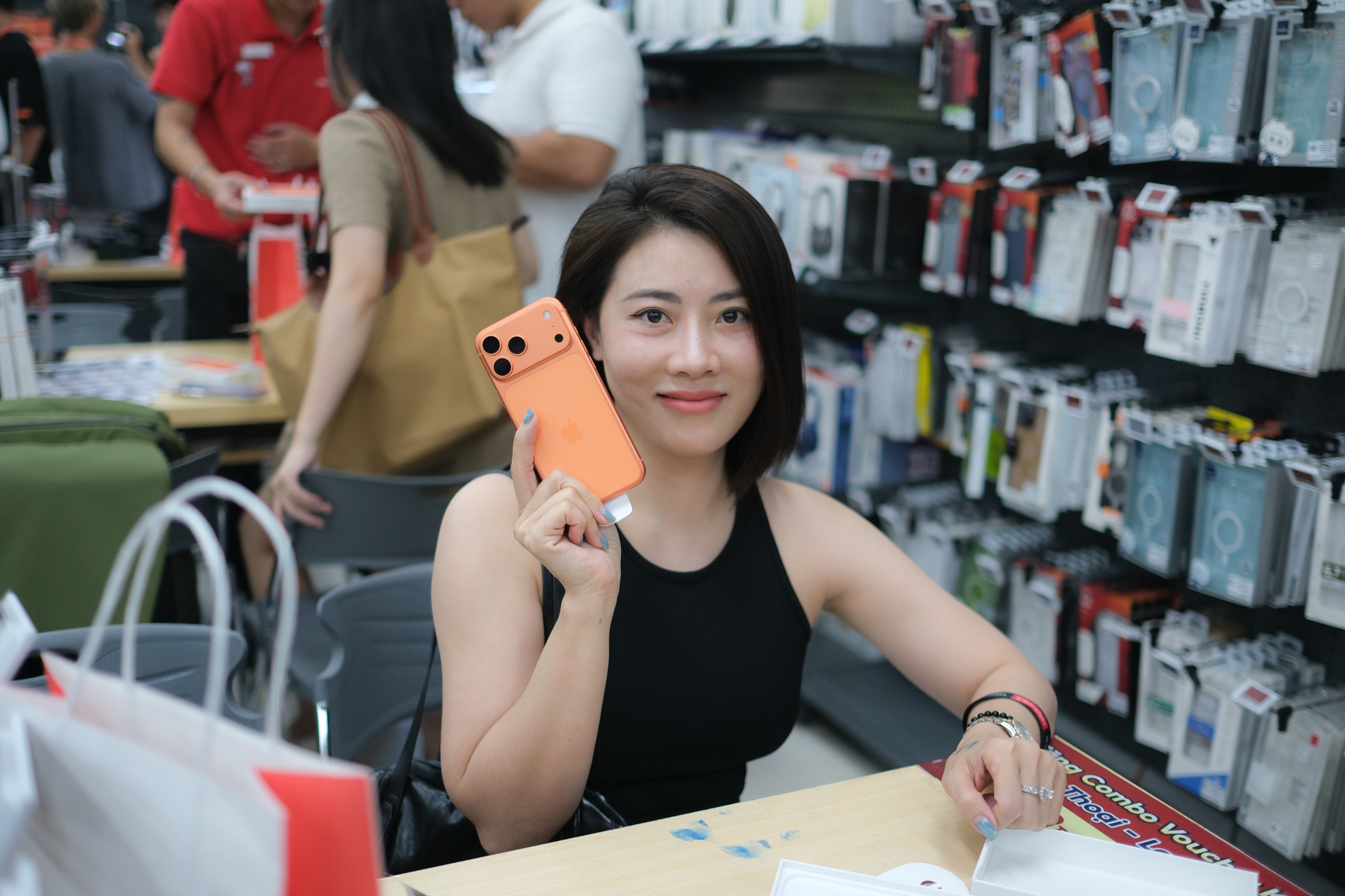 iPhone 17 Pro Max màu bạc được săn đón - Ảnh 1.