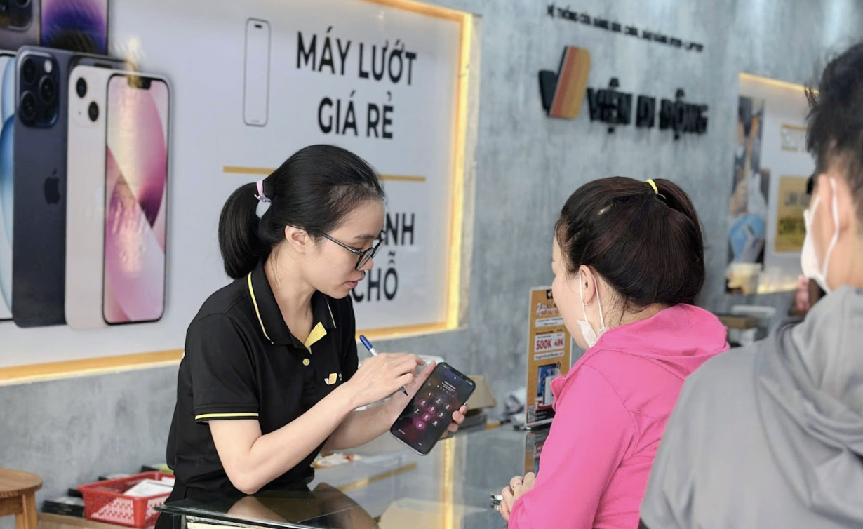 iPhone 17 mở bán, nhiều mẫu máy iPhone cũ đồng loạt giảm giá 1 iPhone 17 mở bán, nhiều mẫu máy iPhone cũ đồng loạt giảm giá bán - Ảnh 1.