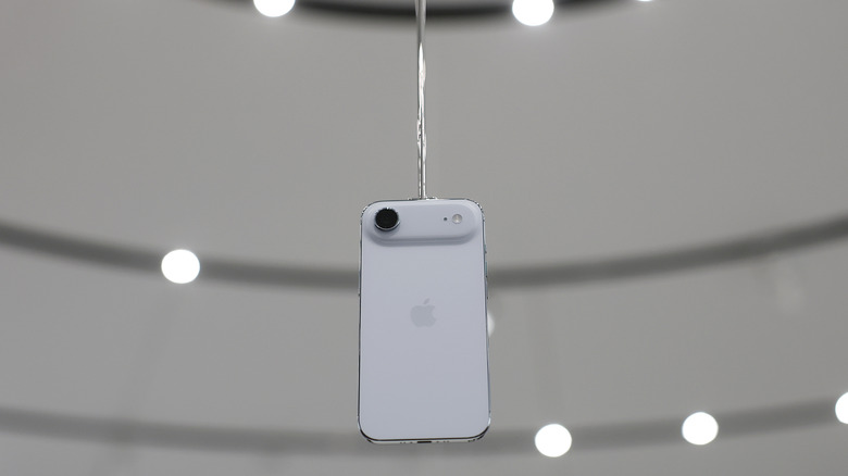 iPhone Air mỏng nhưng đắt đỏ, những lựa chọn có thể thay thế 1 iPhone Air mỏng nhưng đắt đỏ, đây là những lựa chọn thay thế giá 'mềm' hơn - Ảnh 1.