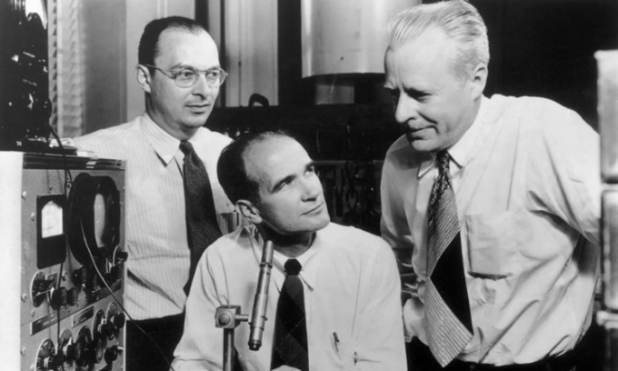 phát minh của John Bardeen và đồng nghiệp tại phòng thí nghiệm Bell 1 John Bardeen (trái), William Shockley (giữ) và Walter Brattain (phải) tại phòng thí nghiệm năm 1955. Ảnh: Hulton Archive