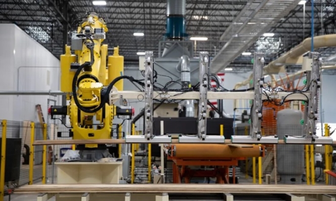 Vật liệu Superwood được sản xuất từ gỗ thật thông qua xử lý hóa chất và ép nóng. Ảnh: InventWood