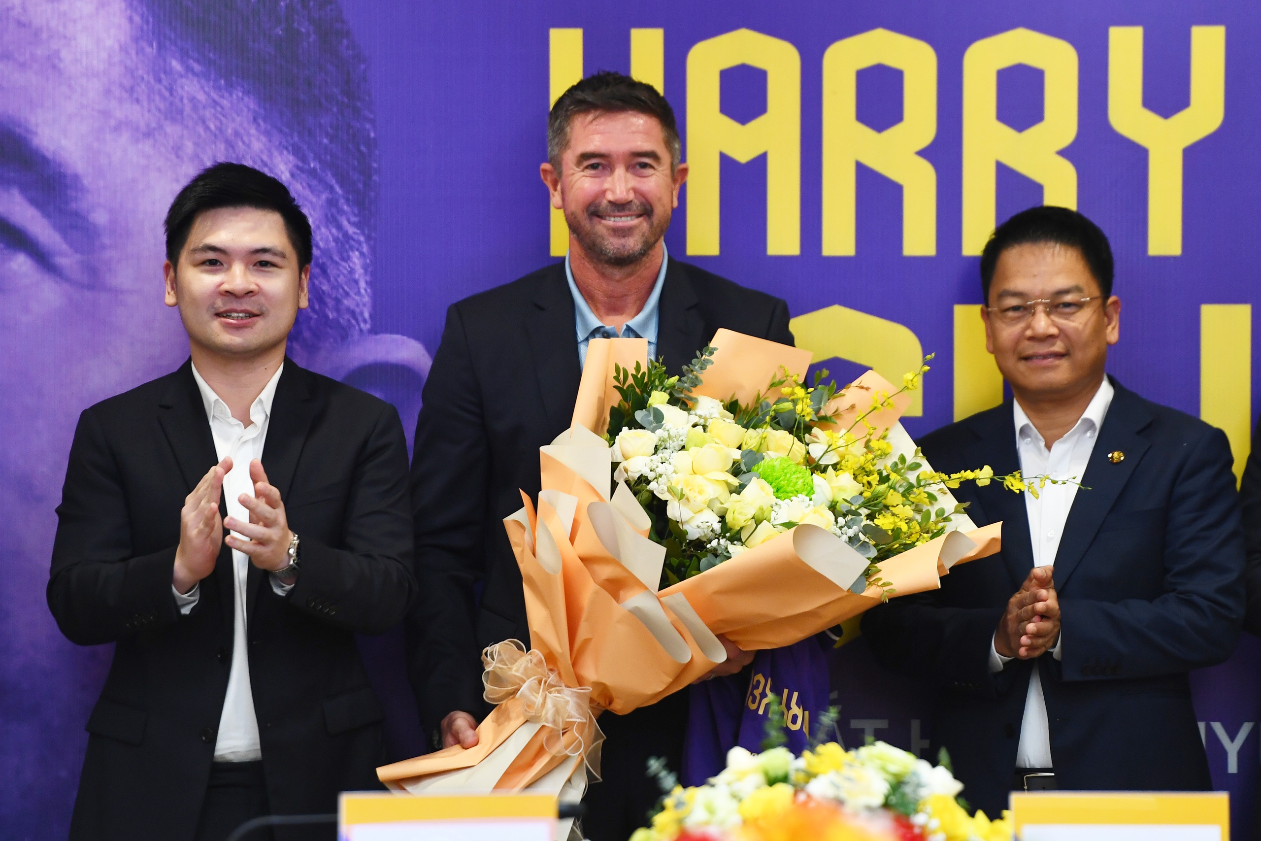 HLV Hà Nội Harry Kewell: ‘Có Robbie Fowler là bạn thân, tôi sẽ hiểu hơn bóng đá châu Á’ - Ảnh 1.