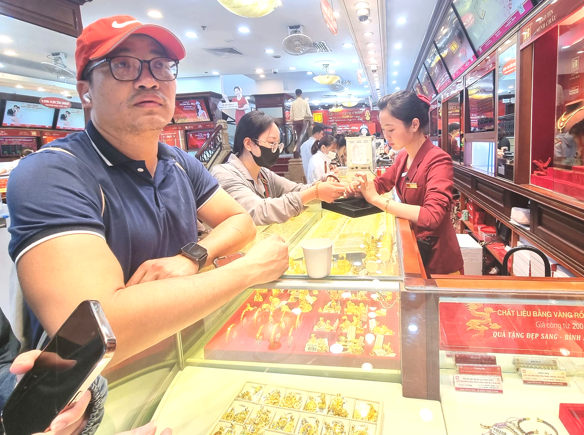 Đầu tư vàng trong bối cảnh giá cao: Rủi ro và Cơ hội cho nhà đầu tư - Ảnh 2. Đầu tư vàng trong bối cảnh giá cao: Rủi ro và Cơ hội cho nhà đầu tư - Ảnh 2.