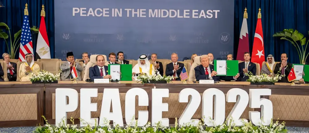 Tổng thống Mỹ Donald Trump và các nhà lãnh đạo ký Thỏa thuận hòa bình Trump, chấm dứt chiến sự ở Gaza. Ảnh: DAP Thỏa thuận hòa bình Trump Thỏa thuận ngừng bắn ở Gaza mang tên ông Trump được ký kết