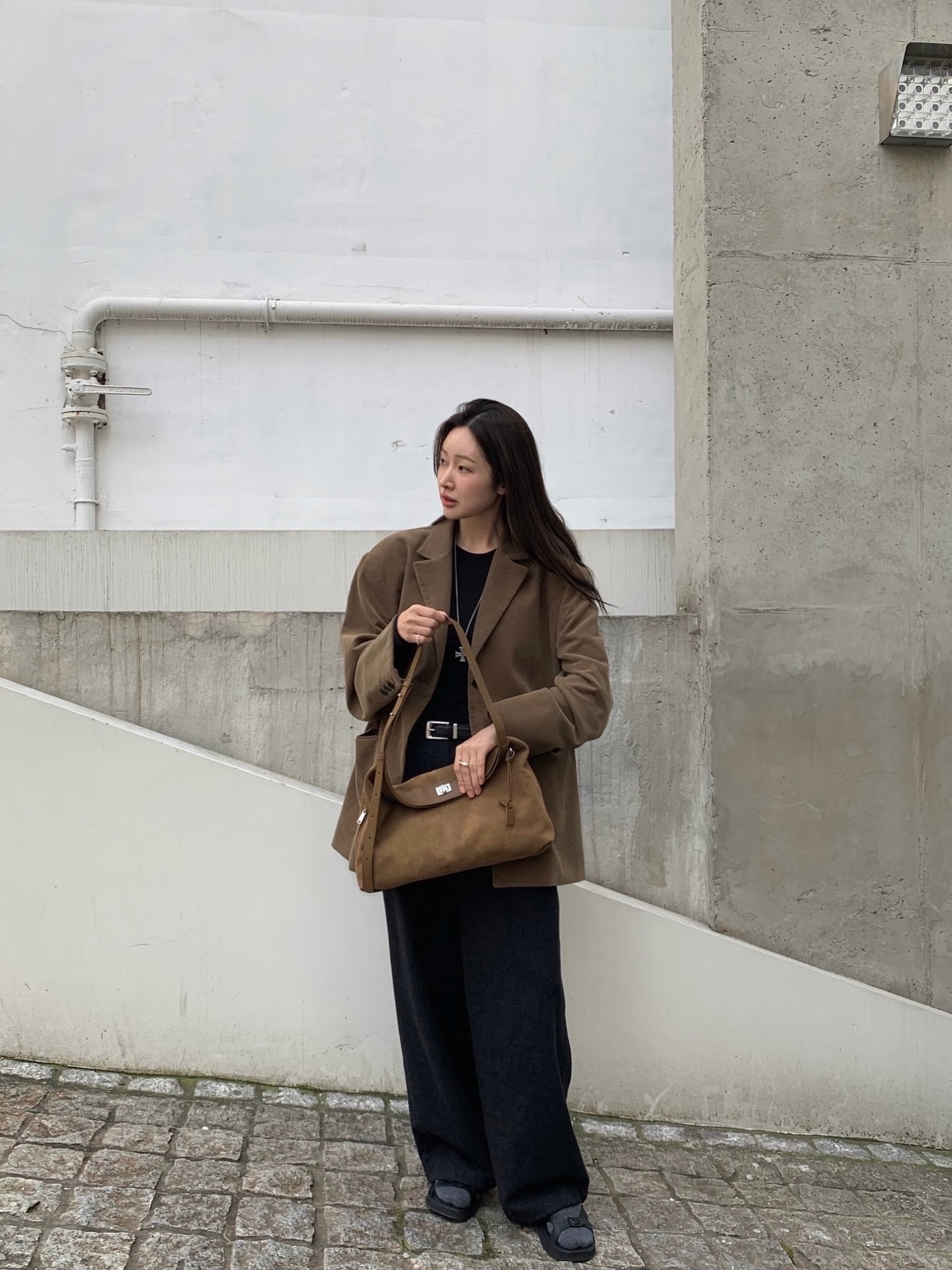 10 cách mặc quần ống rộng dành cho phụ nữ trên 40 tuổi, đẹp tới nỗi muốn diện suốt mùa đông 1 10 cách mặc quần ống rộng dành cho phụ nữ trên 40 tuổi, đẹp tới nỗi muốn diện suốt mùa đông - Ảnh 1.