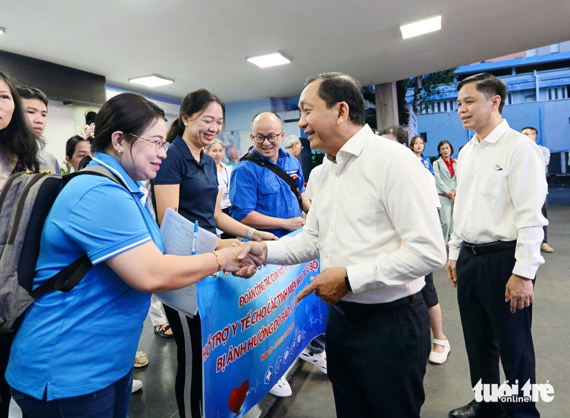 100 y, bác sĩ TP.HCM mang thuốc men, thiết bị y tế lên đường chi viện Đắk Lắk 1 100 y, bác sĩ TP.HCM mang thuốc men, thiết bị y tế lên đường chi viện Đắk Lắk - Ảnh 1.