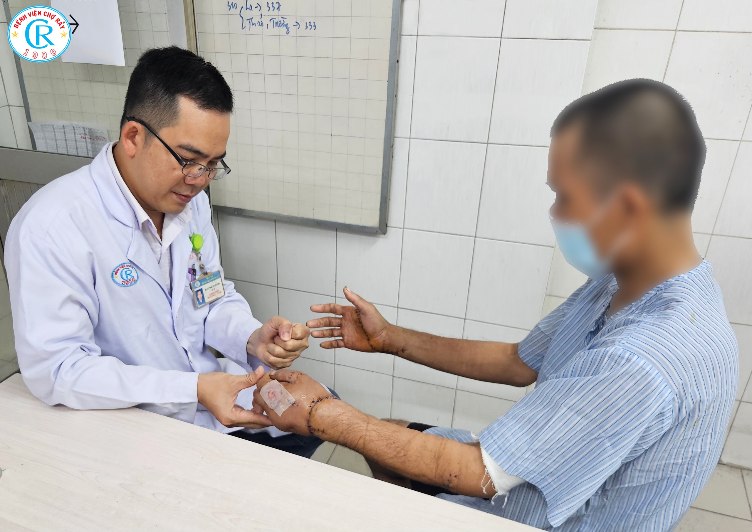 12 giờ căng thẳng nối 2 bàn tay bị chém gần đứt lìa 1 bàn tay - Ảnh 1.