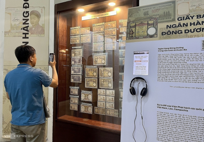 Khách tham quan tại khu vực Giấy Bạc Đông Dương tại triển lãm. Ảnh: Quỳnh Trang