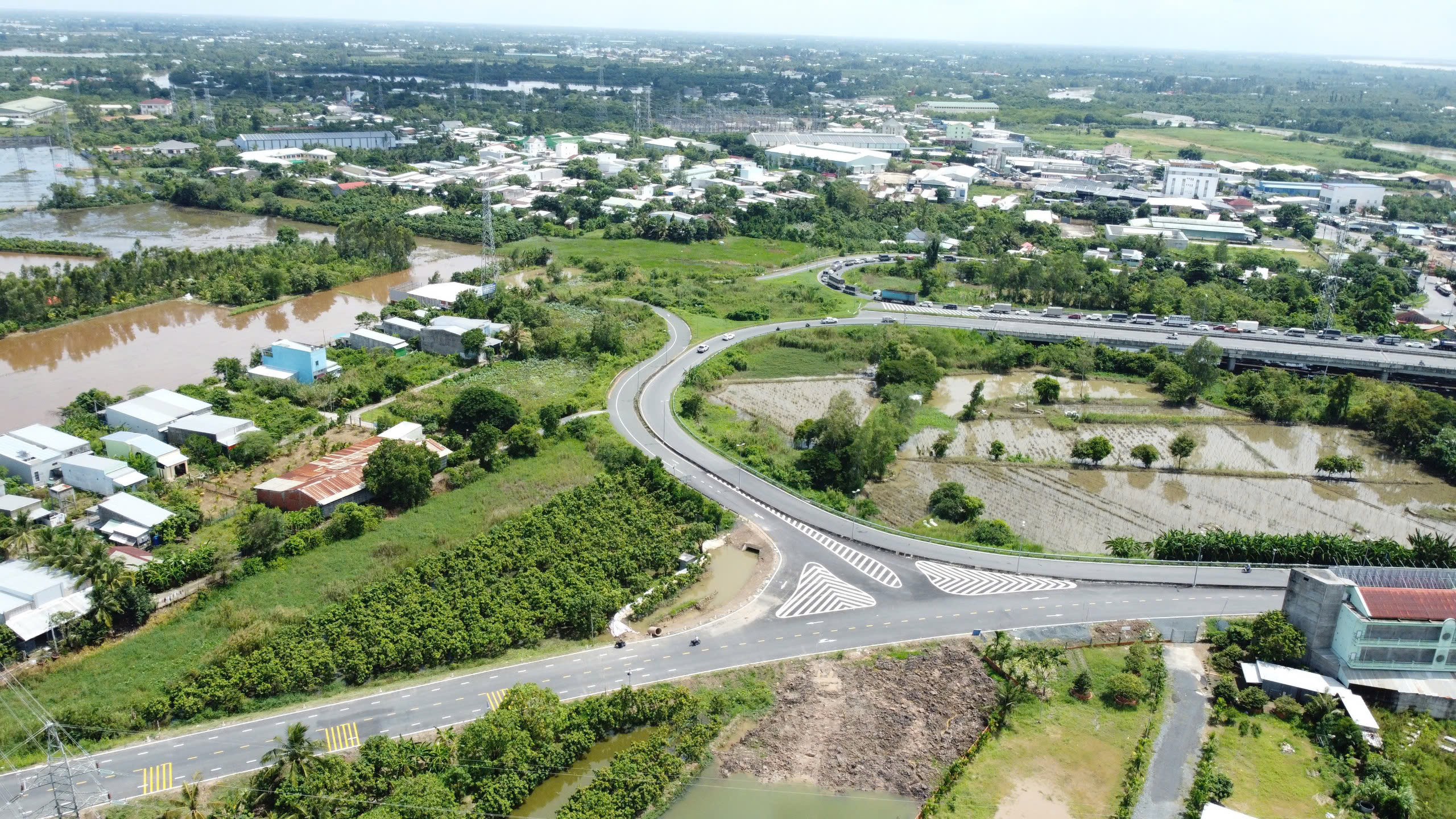 Đường tránh Cao Lãnh xuyên qua cánh đồng mùa nước nổi sắp hoàn thành- Ảnh 2.