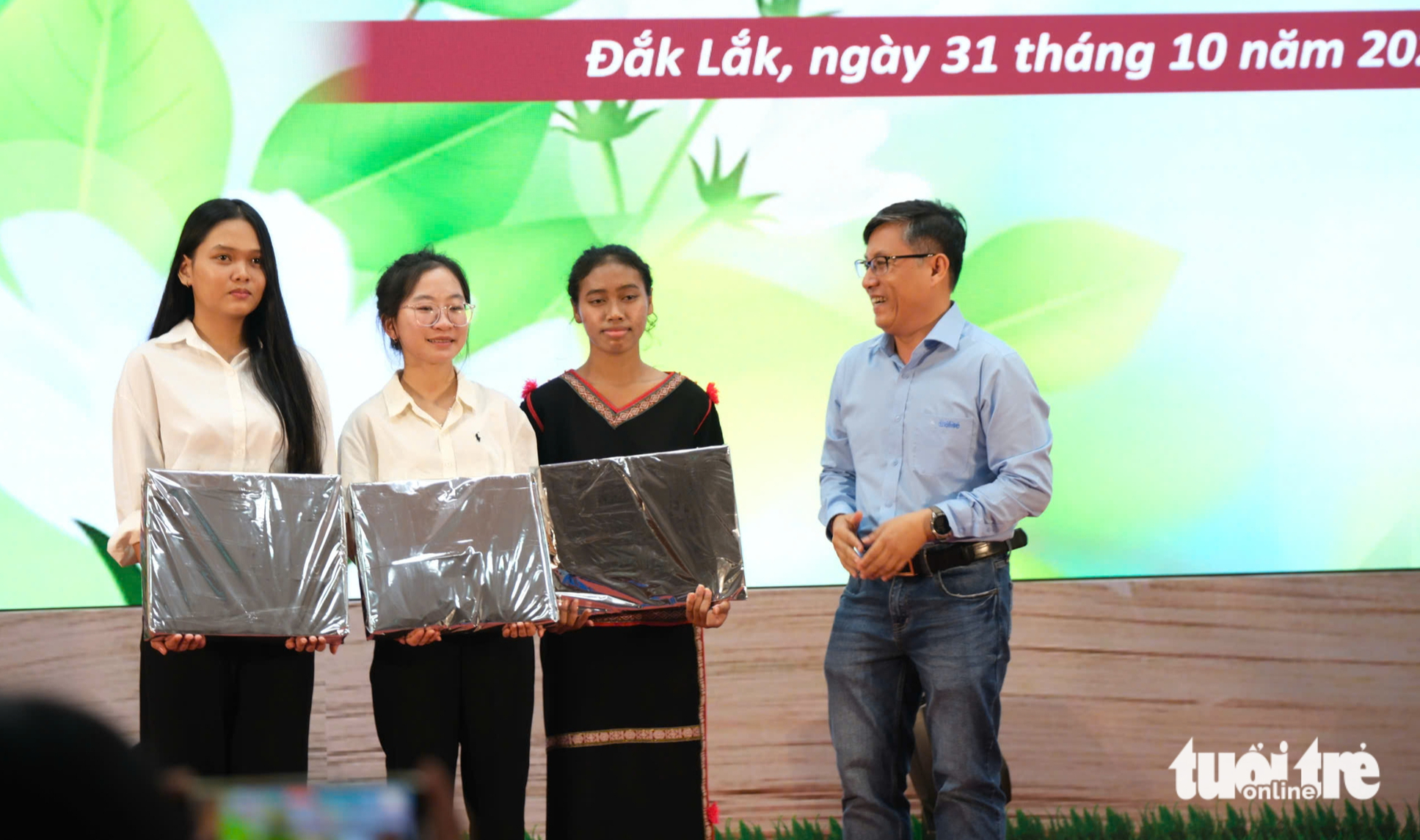 'Chỉ còn 1 mình tôi nên vào đại học không, và tôi vẫn bước đi', nam SV được trao 50 triệu đồng - Ảnh 22. Tiếp sức đến trường - Ảnh 18.