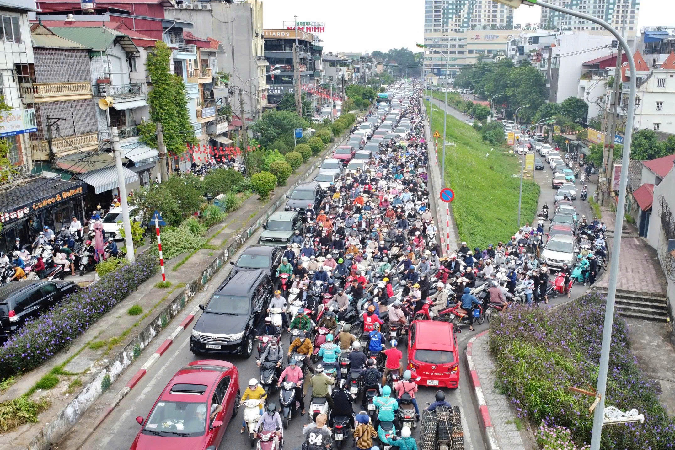 Dỡ rào, lùi ngày sửa cầu Long Biên sau vụ dân bị 'đánh úp' - Ảnh 2.