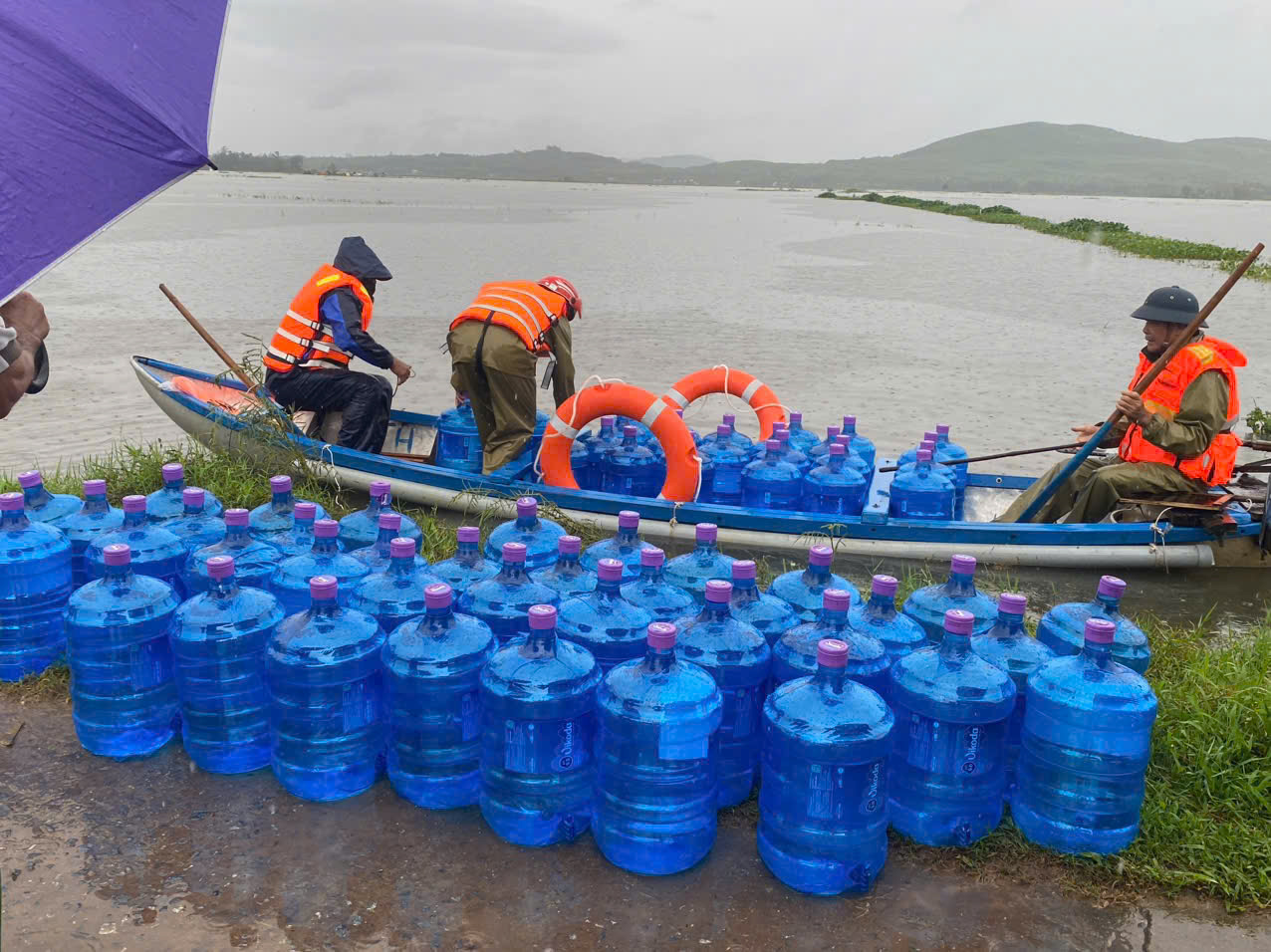 Quảng Ngãi: 4 tàu cá đứt neo trôi dạt ra biển- Ảnh 3.