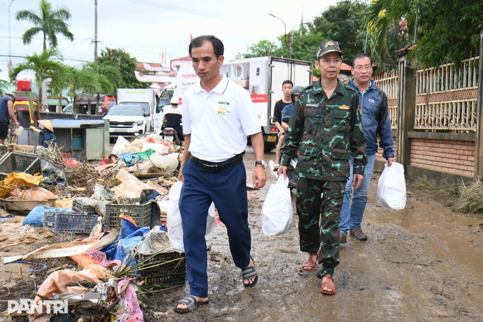 Báo Dân trí khẩn trương trao 500 túi an sinh tới người dân vùng lũ Đà Nẵng - 2