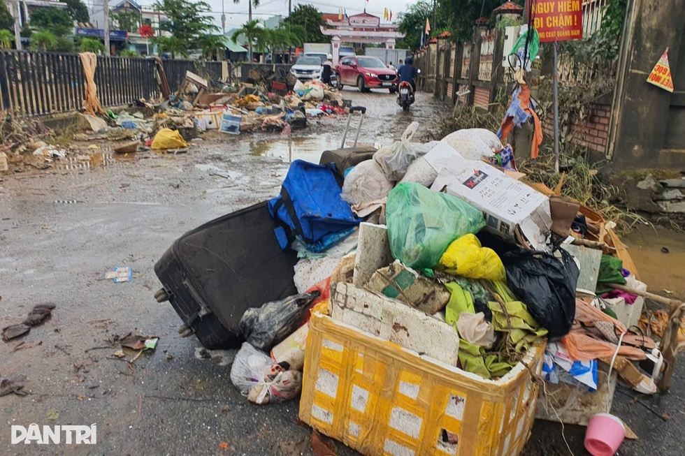 Báo Dân trí khẩn trương trao 500 túi an sinh tới người dân vùng lũ Đà Nẵng - 6