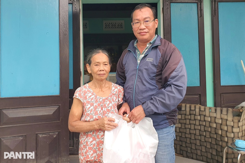 Báo Dân trí khẩn trương trao 500 túi an sinh tới người dân vùng lũ Đà Nẵng - 5