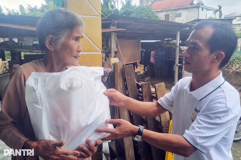 Báo Dân trí khẩn trương trao 500 túi an sinh tới người dân vùng lũ Đà Nẵng - 7