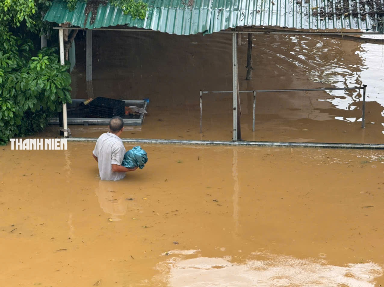 Nước lũ bao vây nhiều khu dân cư ở Quảng Ngãi- Ảnh 2.