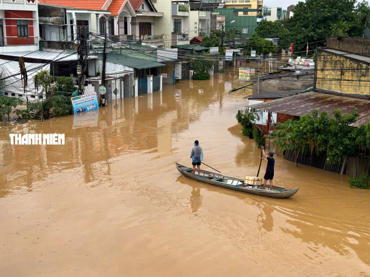 Nước lũ bao vây nhiều khu dân cư ở Quảng Ngãi- Ảnh 5.