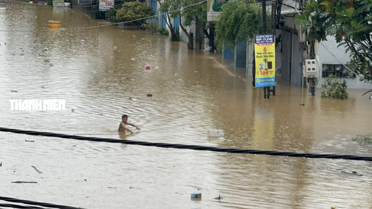 Nước lũ bao vây nhiều khu dân cư ở Quảng Ngãi- Ảnh 6.