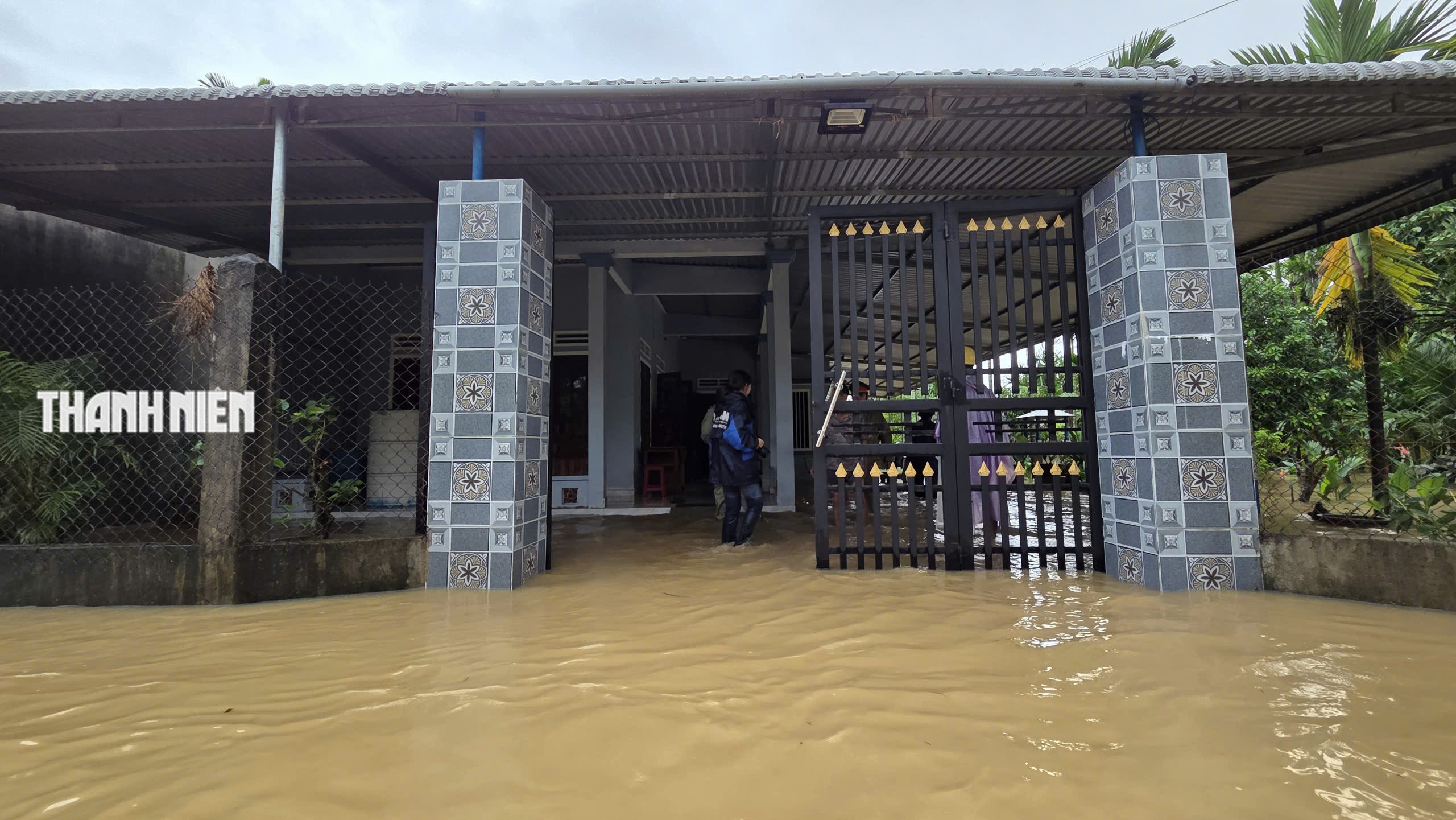 Nước lũ bao vây nhiều khu dân cư ở Quảng Ngãi- Ảnh 7.