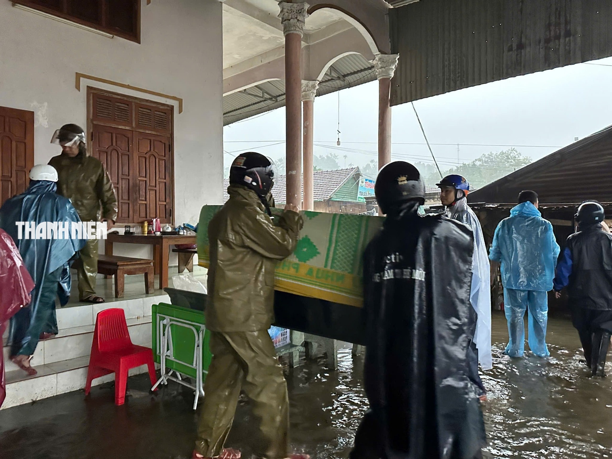 Nước lũ bao vây nhiều khu dân cư ở Quảng Ngãi- Ảnh 8.