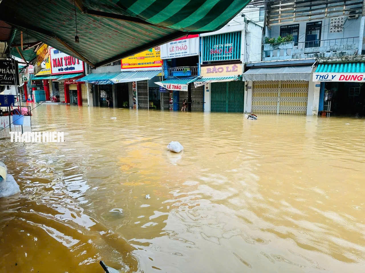 Nước lũ bao vây nhiều khu dân cư ở Quảng Ngãi- Ảnh 11.