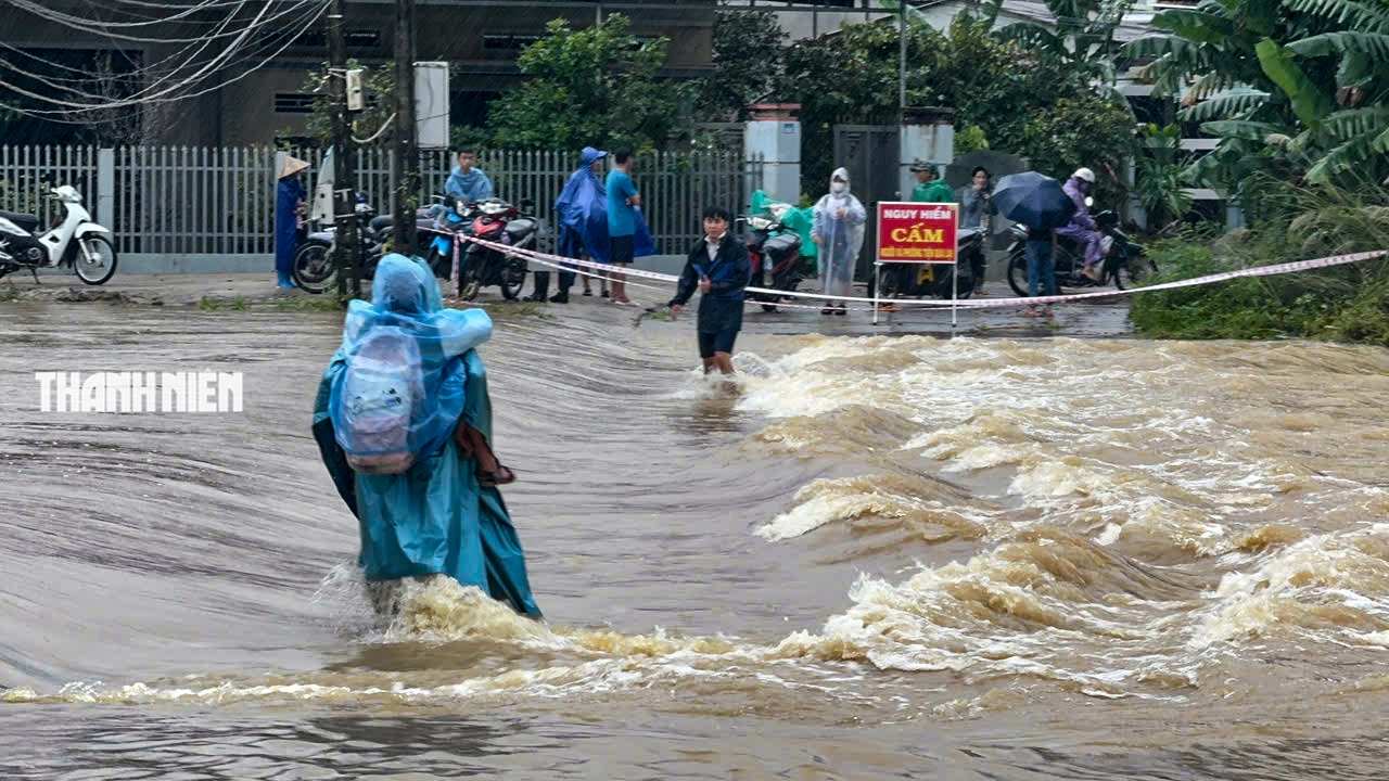 Nước lũ bao vây nhiều khu dân cư ở Quảng Ngãi- Ảnh 12.
