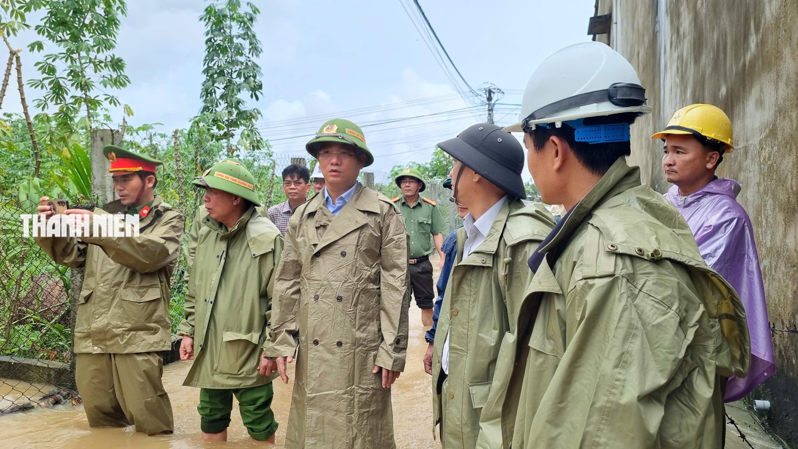 Nước lũ bao vây nhiều khu dân cư ở Quảng Ngãi- Ảnh 13.