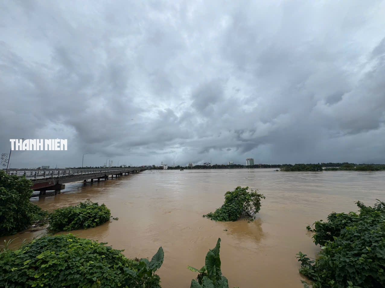 Nước lũ bao vây nhiều khu dân cư ở Quảng Ngãi- Ảnh 14.