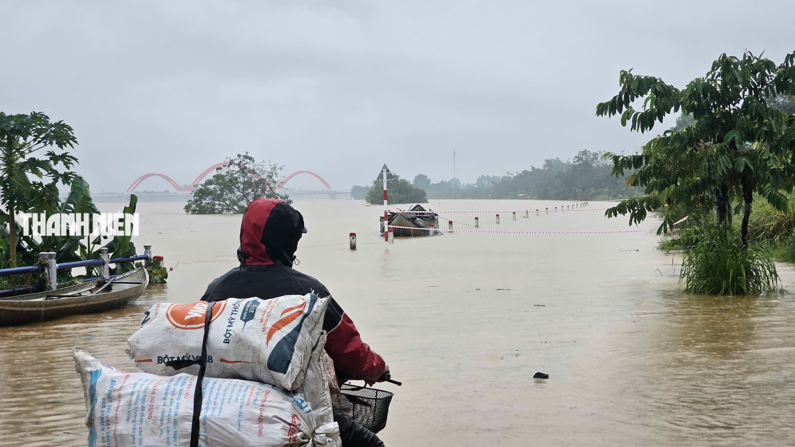 Nước lũ bao vây nhiều khu dân cư ở Quảng Ngãi- Ảnh 16.