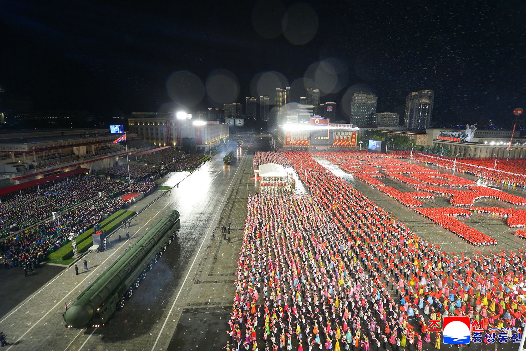 Triều Tiên trình làng tên lửa liên lục địa 'mạnh nhất' trong lễ duyệt binh- Ảnh 3.
