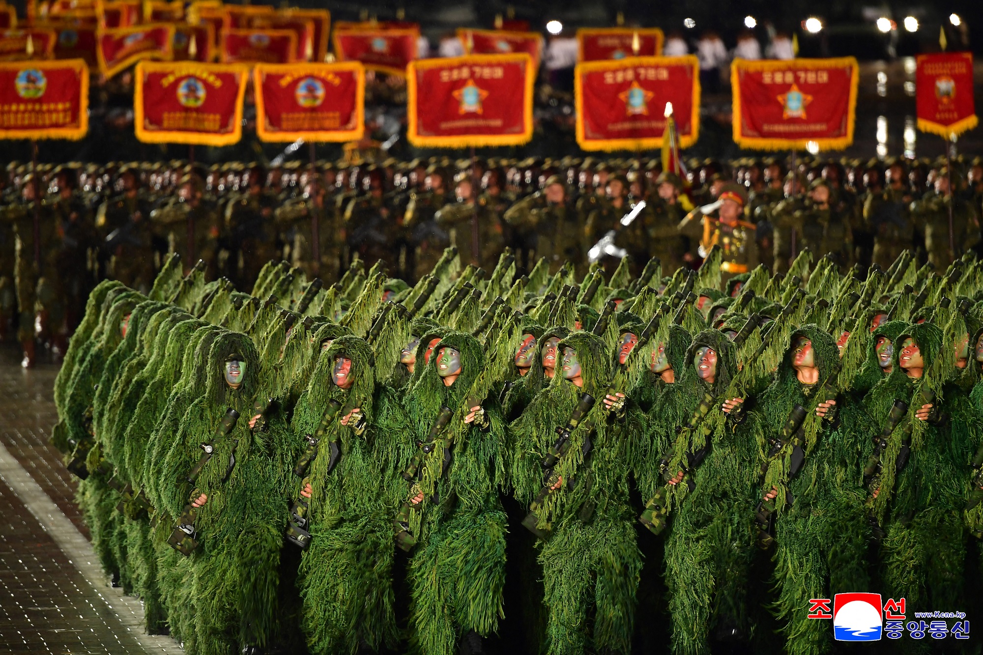 Triều Tiên trình làng tên lửa liên lục địa 'mạnh nhất' trong lễ duyệt binh- Ảnh 7.