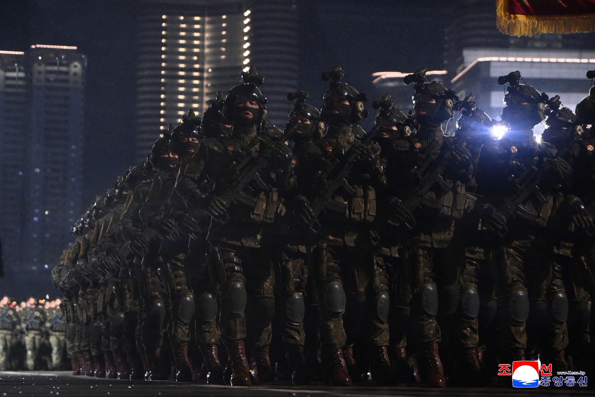 Triều Tiên trình làng tên lửa liên lục địa 'mạnh nhất' trong lễ duyệt binh- Ảnh 8.