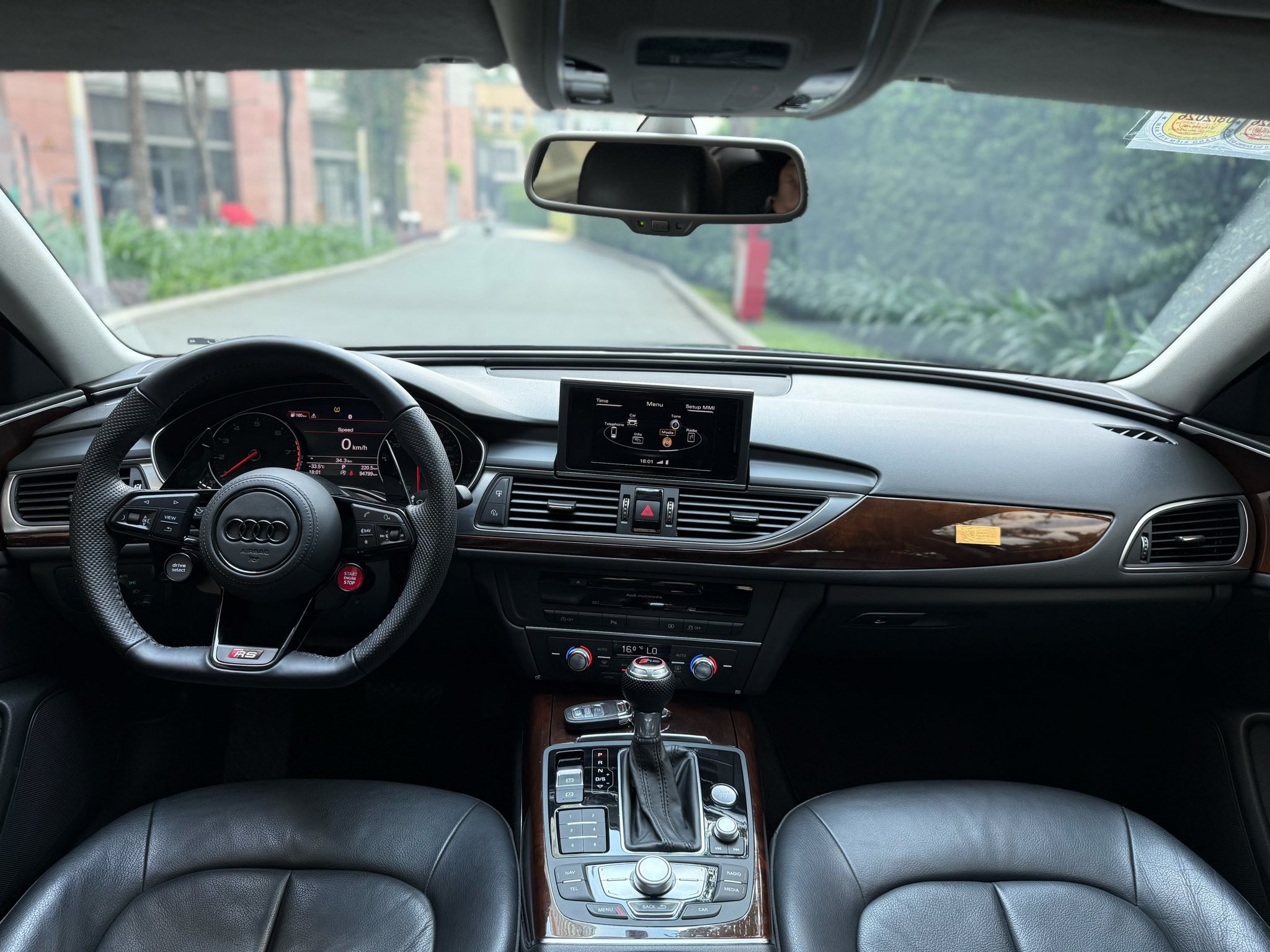 Xe sang từng phục vụ APEC rao bán lại chưa tới 800 triệu đồng - Ảnh 2.