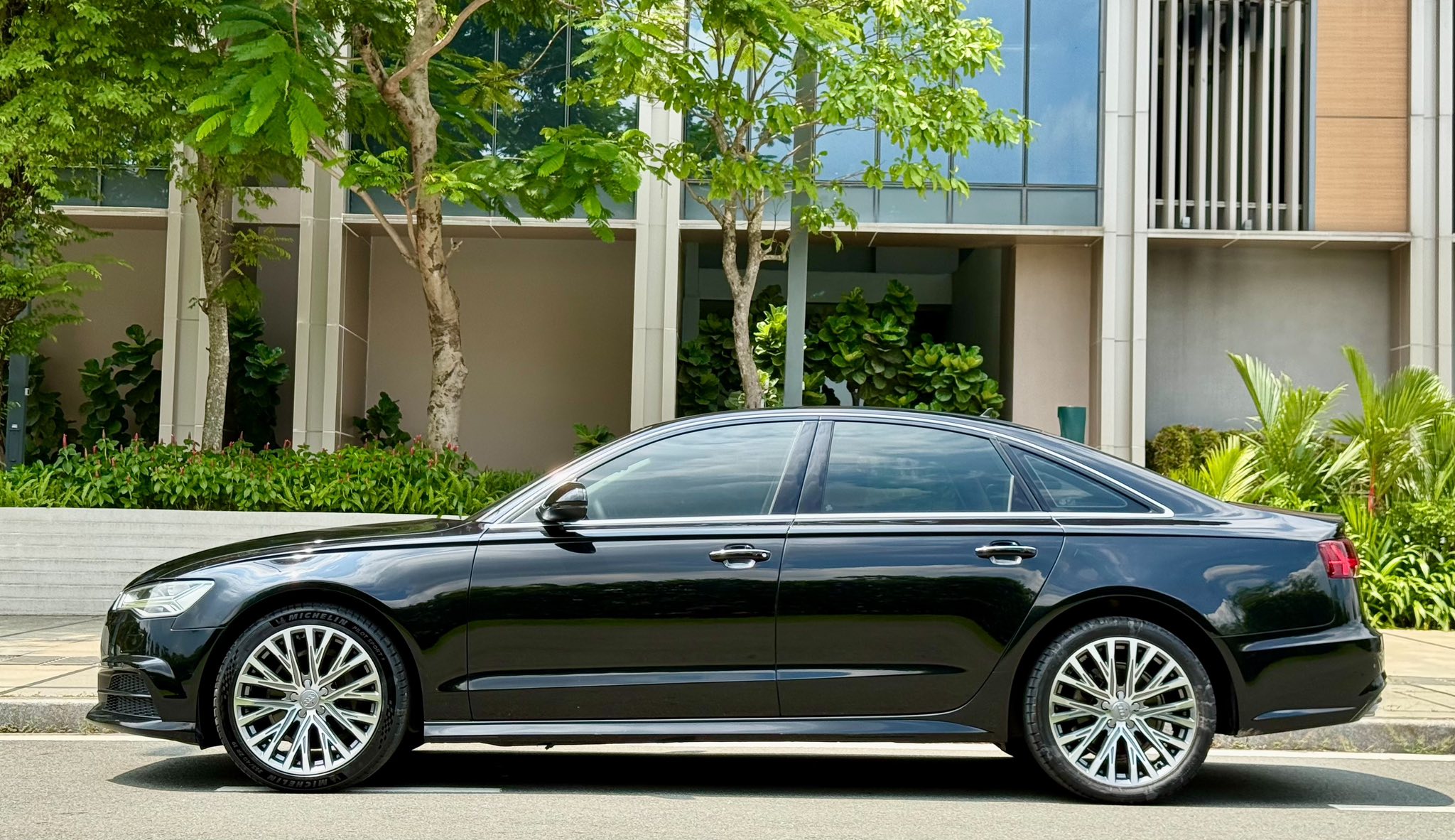 Xe sang từng phục vụ APEC rao bán lại chưa tới 800 triệu đồng - Ảnh 3.