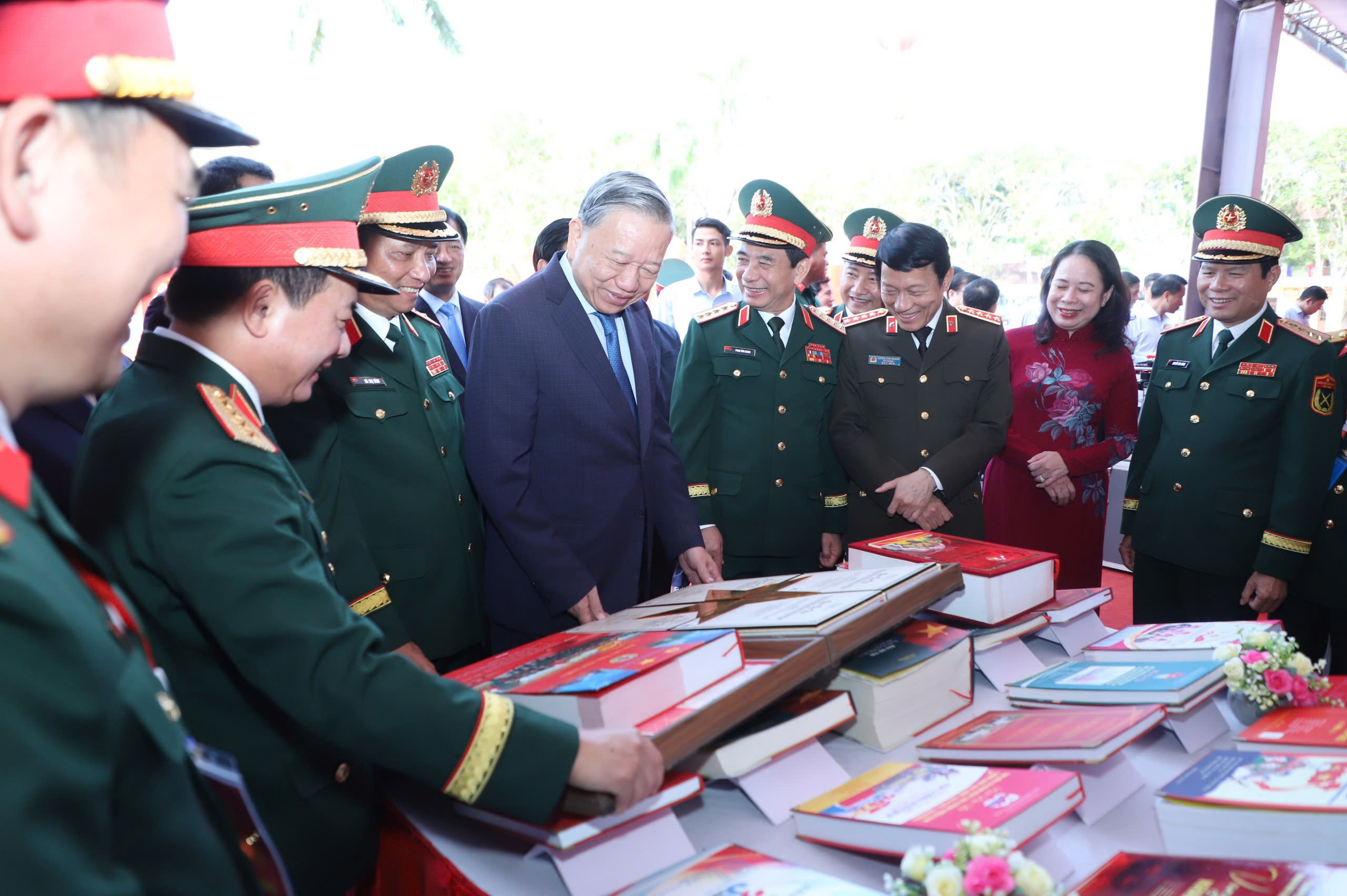 Tổng Bí thư Tô Lâm dự lễ kỷ niệm 80 năm ngày truyền thống Quân khu 4- Ảnh 4. Tổng Bí thư Tô Lâm dự lễ kỷ niệm 80 năm ngày truyền thống Quân khu 4- Ảnh 4.