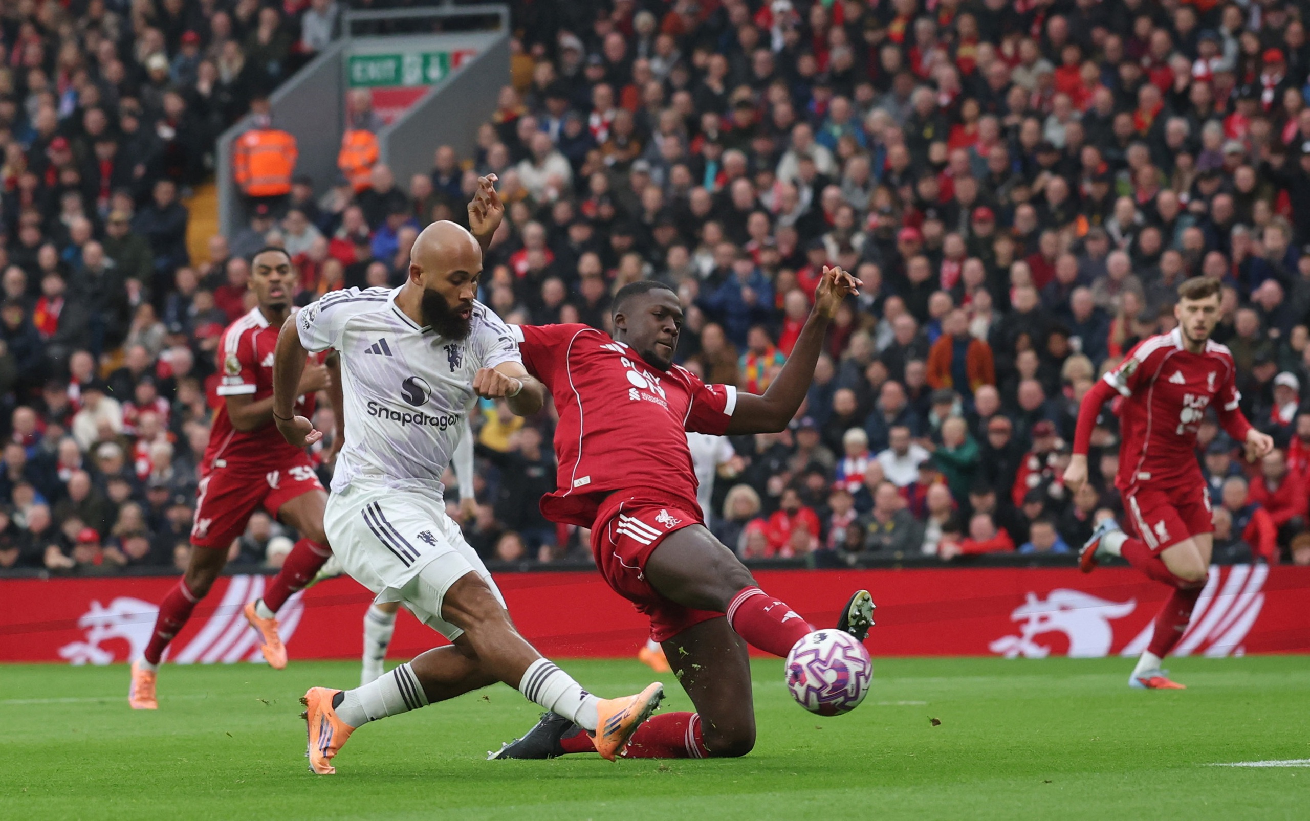 HLV Amorim tung đội hình cực dị, M.U khiến Liverpool thua cay đắng ngay trên sân Anfield- Ảnh 2.