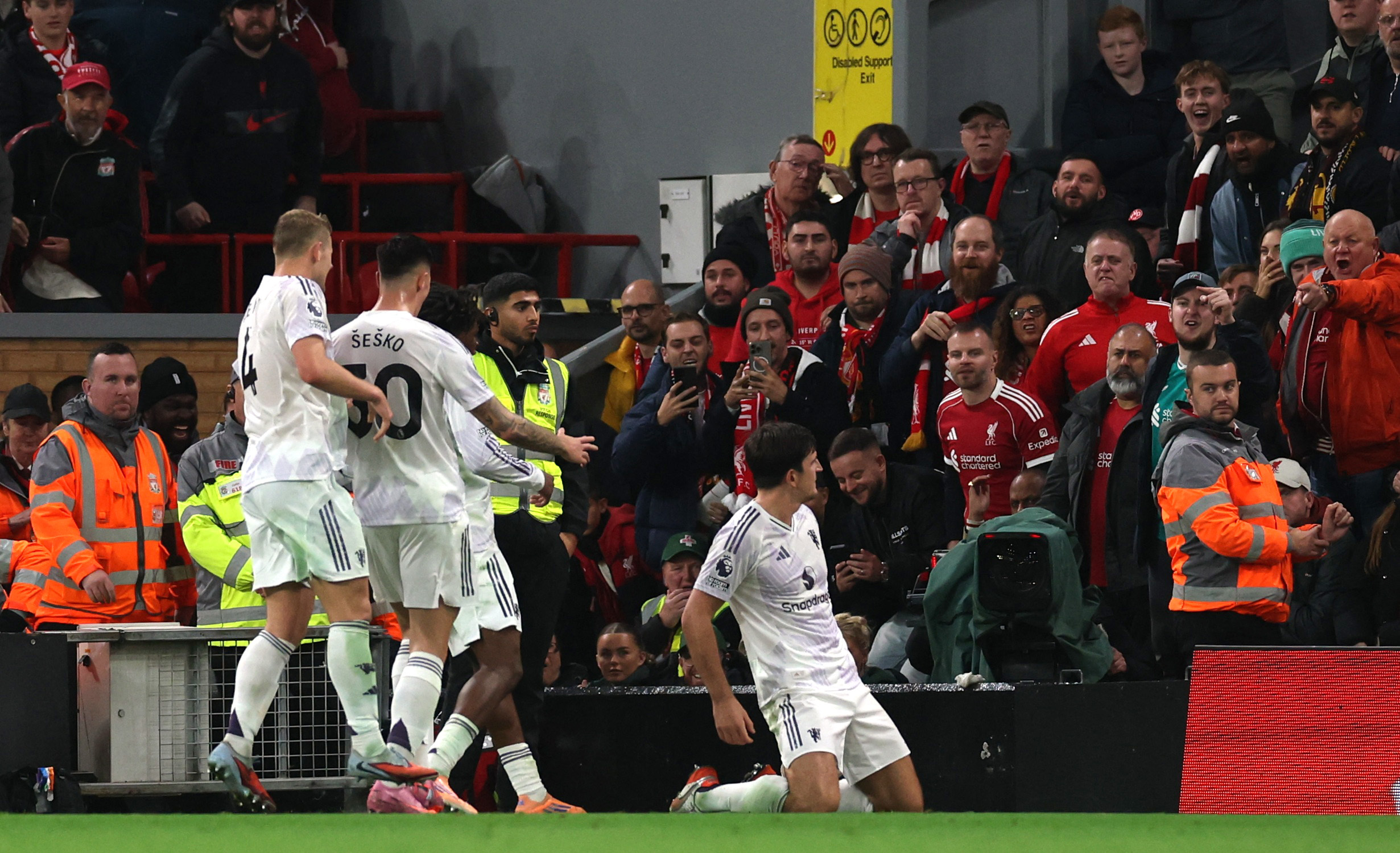 HLV Amorim tung đội hình cực dị, M.U khiến Liverpool thua cay đắng ngay trên sân Anfield- Ảnh 3.