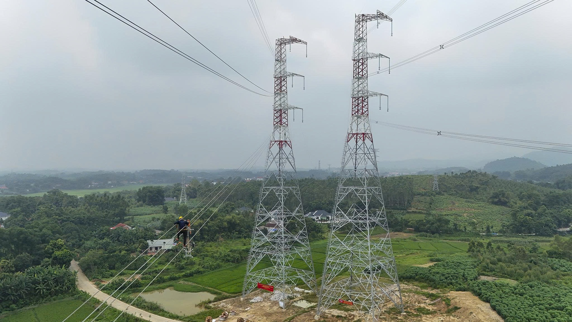Đường dây 500 kV 'thần tốc' đưa điện sạch Tây Bắc 'tiếp viện' cho miền Bắc- Ảnh 4.